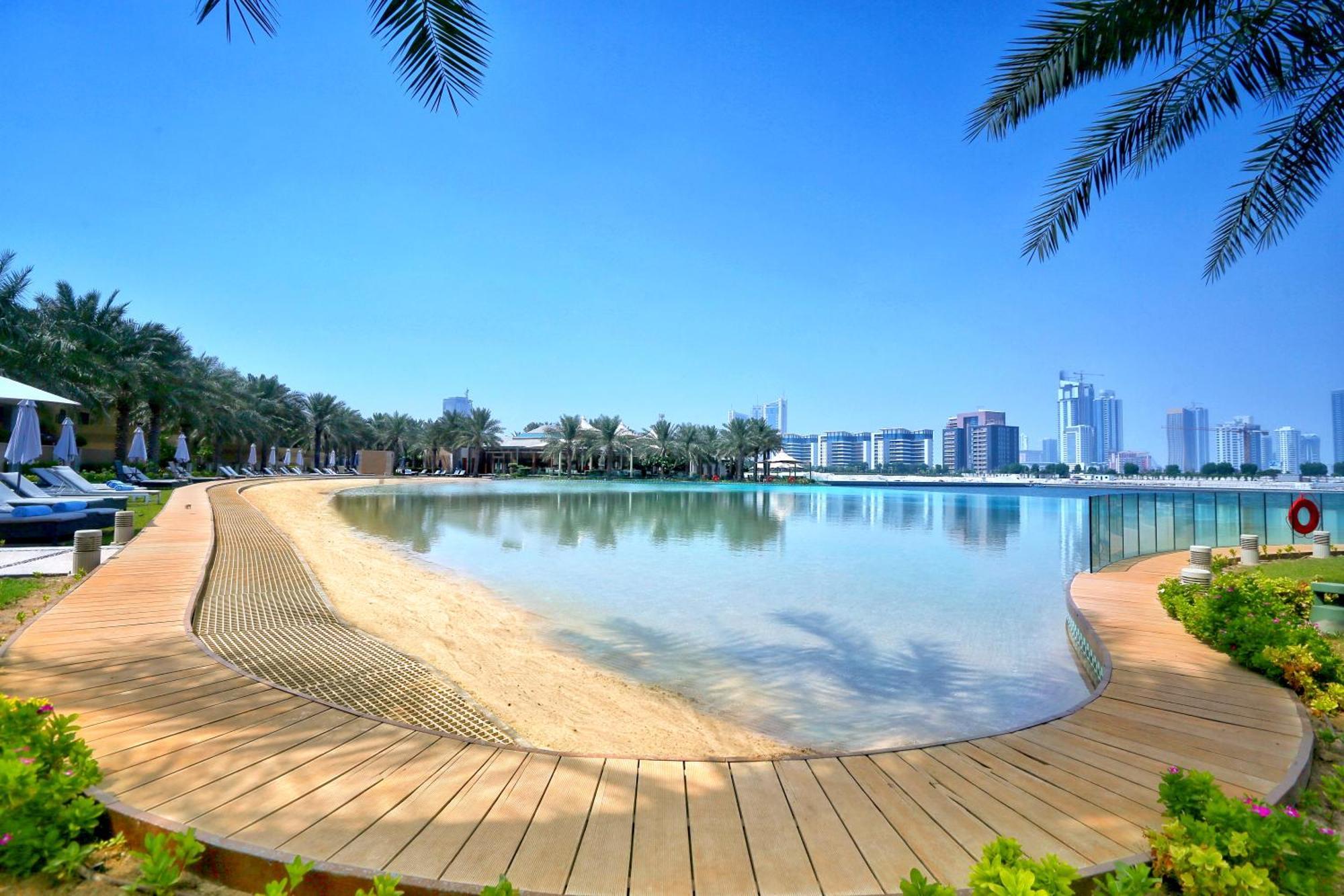 Palavra Resort Manama Exterior foto The Lagoon