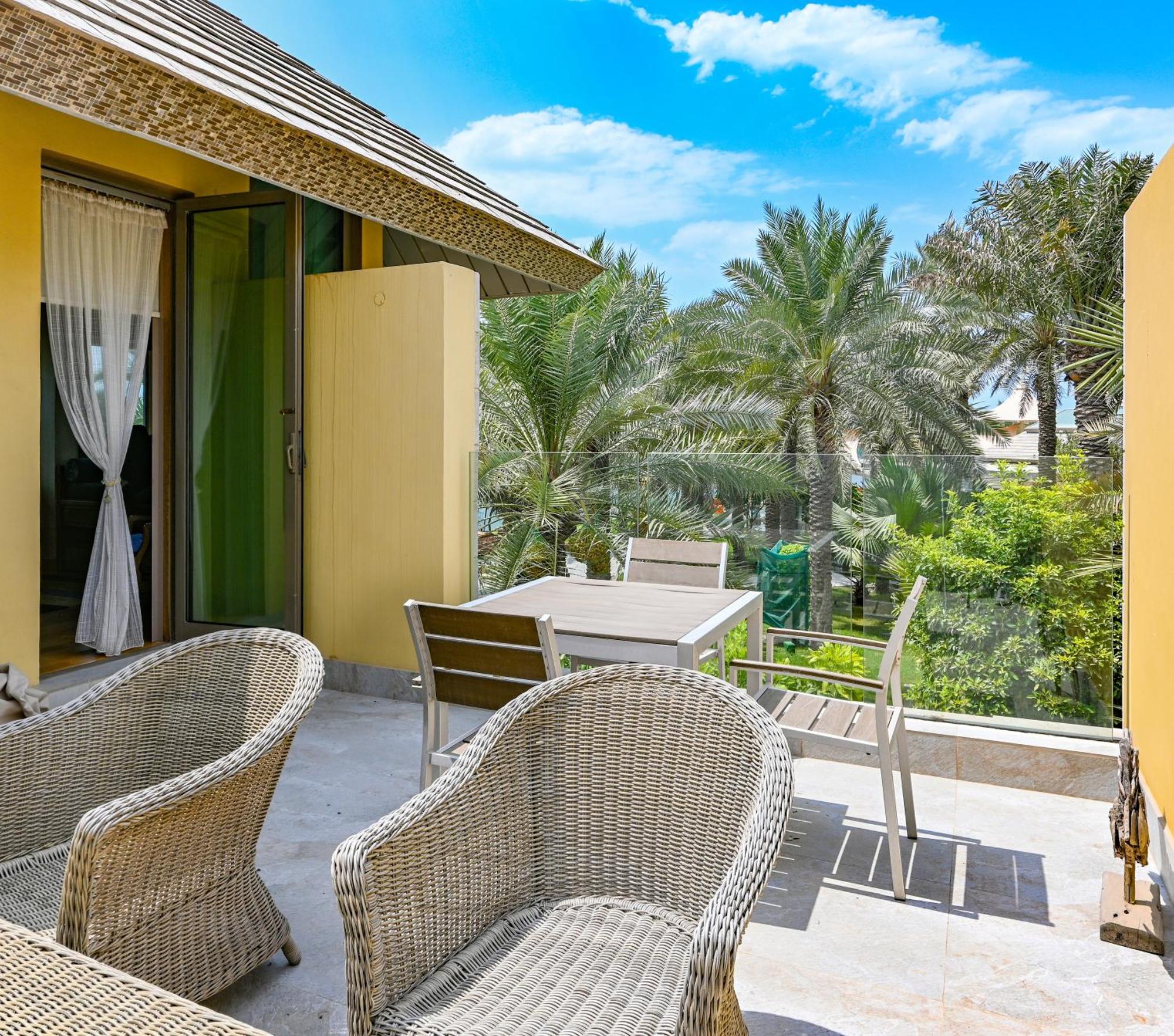 Palavra Resort Manama Exterior foto A balcony at Jumeirah Creekside