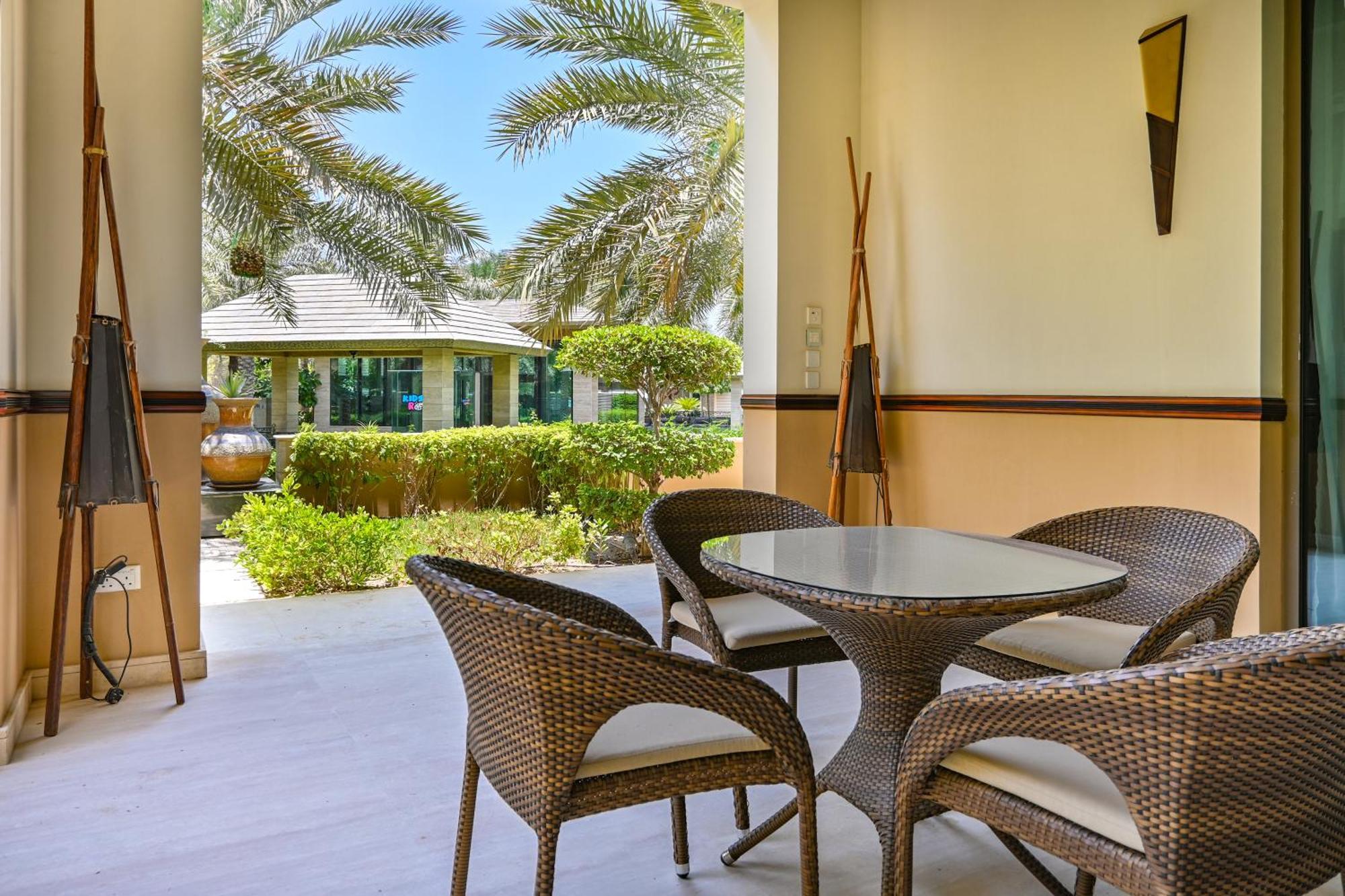 Palavra Resort Manama Exterior foto The Palm Beach Club