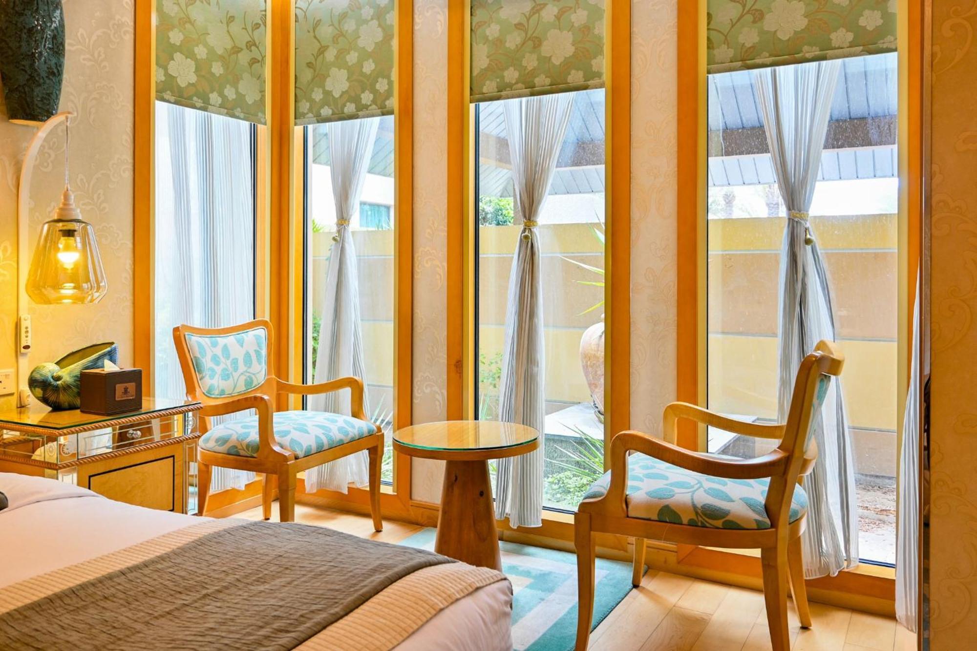 Palavra Resort Manama Exterior foto A room at the hotel
